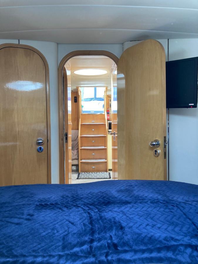 Entire Boat At St Katherine Docks 2 Available Select Using Room Options London Exterior photo
