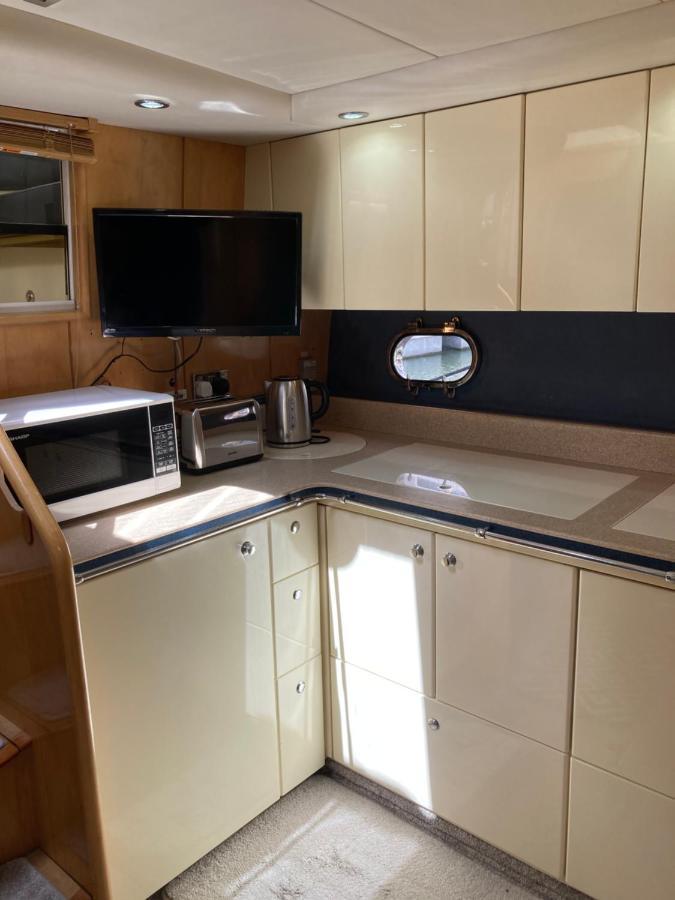 Entire Boat At St Katherine Docks 2 Available Select Using Room Options London Exterior photo