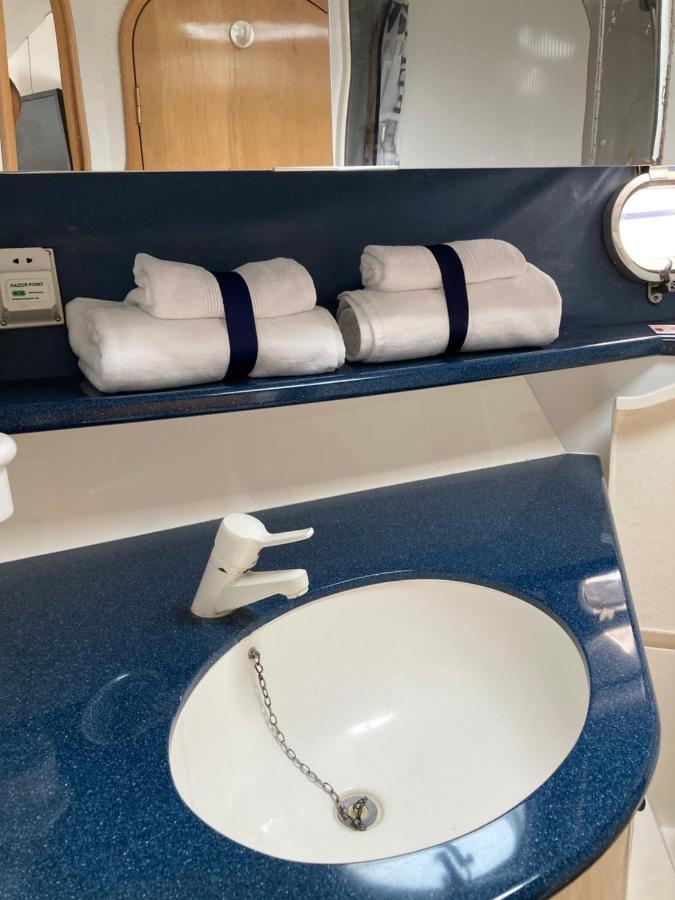 Entire Boat At St Katherine Docks 2 Available Select Using Room Options London Exterior photo