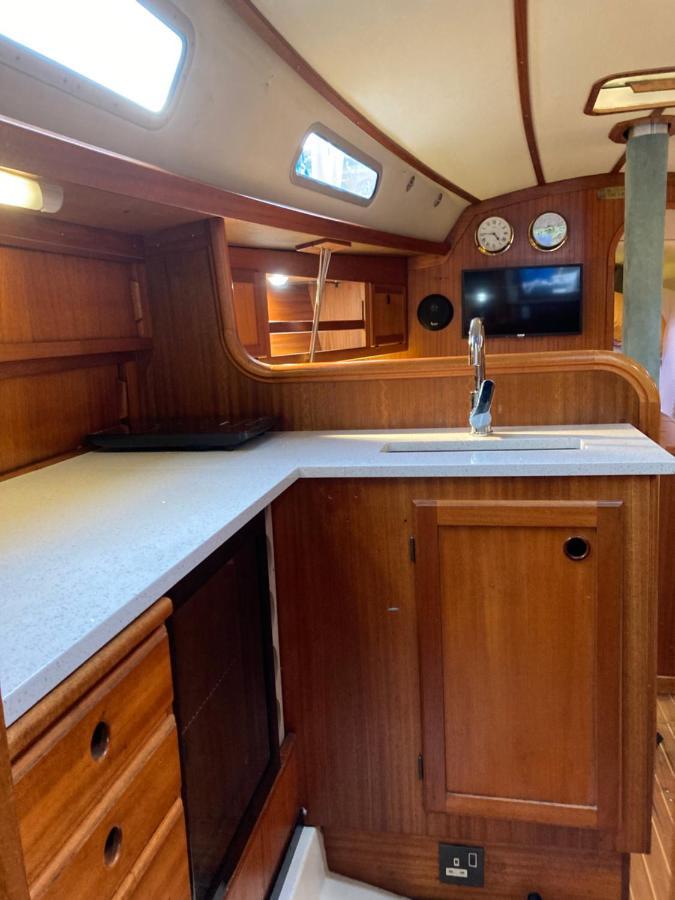 Entire Boat At St Katherine Docks 2 Available Select Using Room Options London Exterior photo