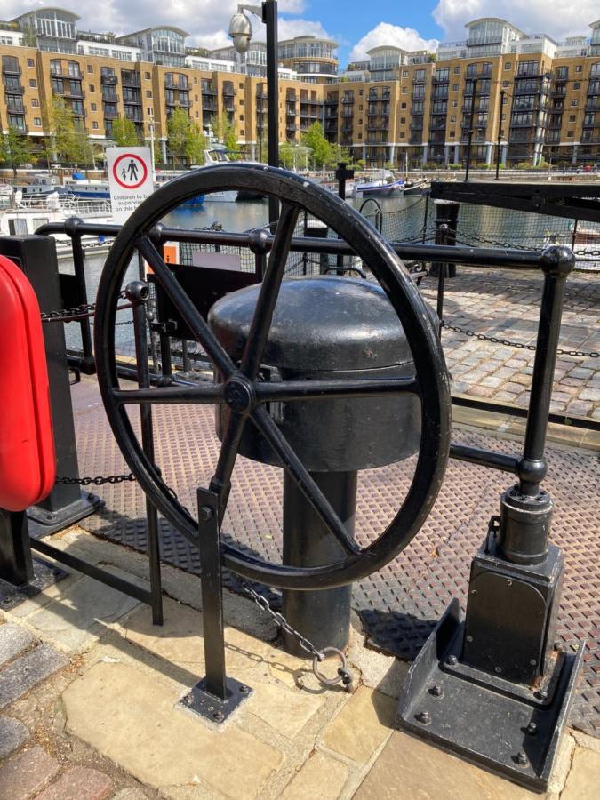 Entire Boat At St Katherine Docks 2 Available Select Using Room Options London Exterior photo